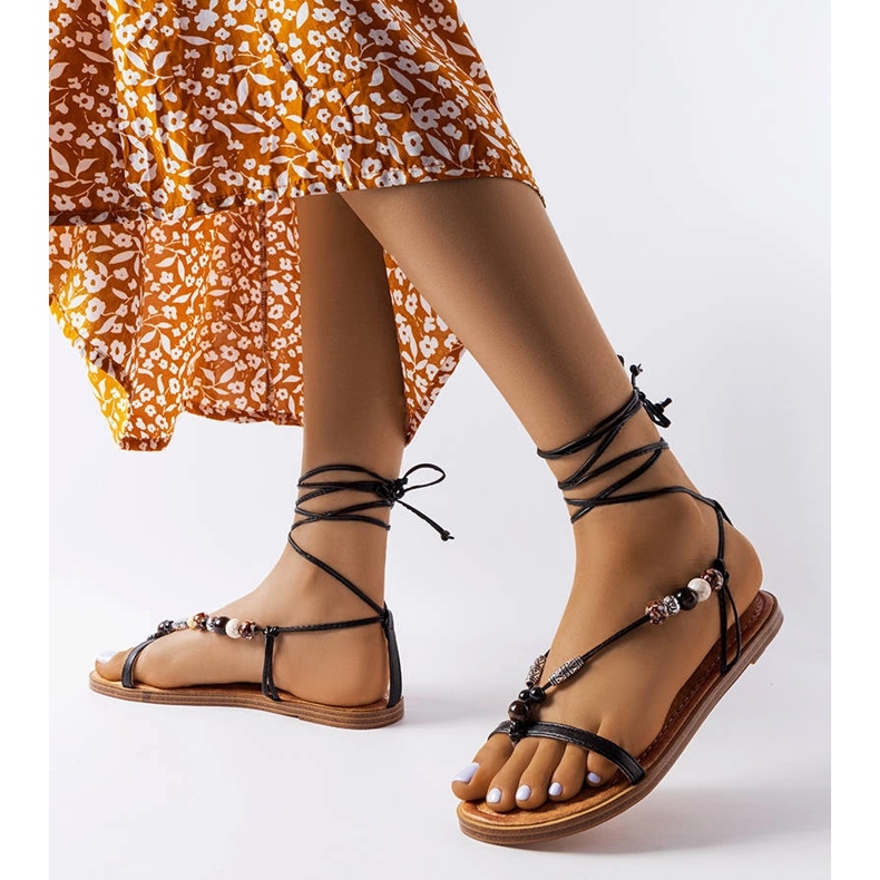 Svarta sandaler dekorerade med Galliano-pärlor 1