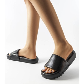 Svarta flip flops på Franco-plattformen 2