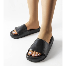Svarta flip flops på Franco-plattformen 1