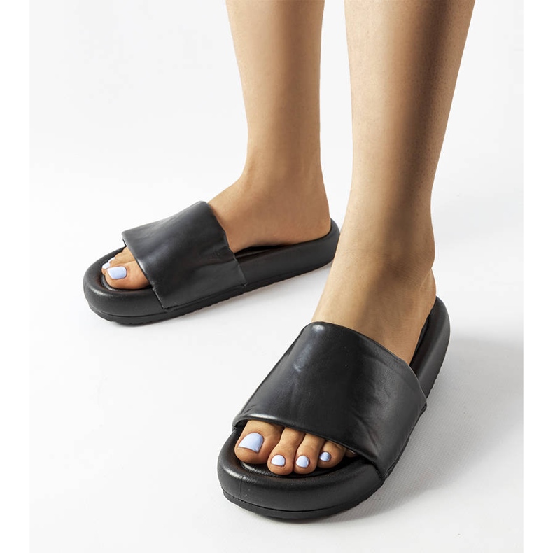 Svarta flip flops på Franco-plattformen 1