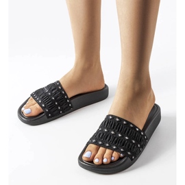 Svarta reglage dekorerade med volanger från Ernest 1