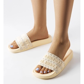 Beige sliders dekorerade med volanger från Ernest 1