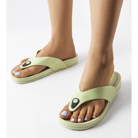 Gröna flip flops på Elide-plattformen 1