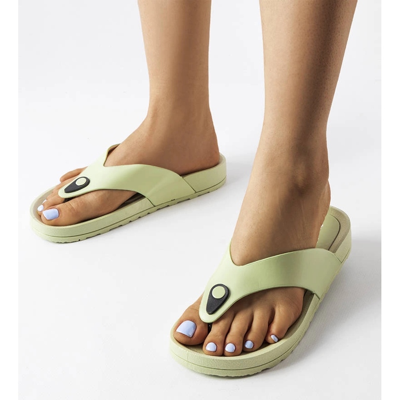 Gröna flip flops på Elide-plattformen 1