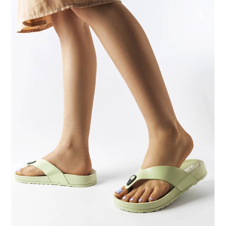 Gröna flip flops på Elide-plattformen 2