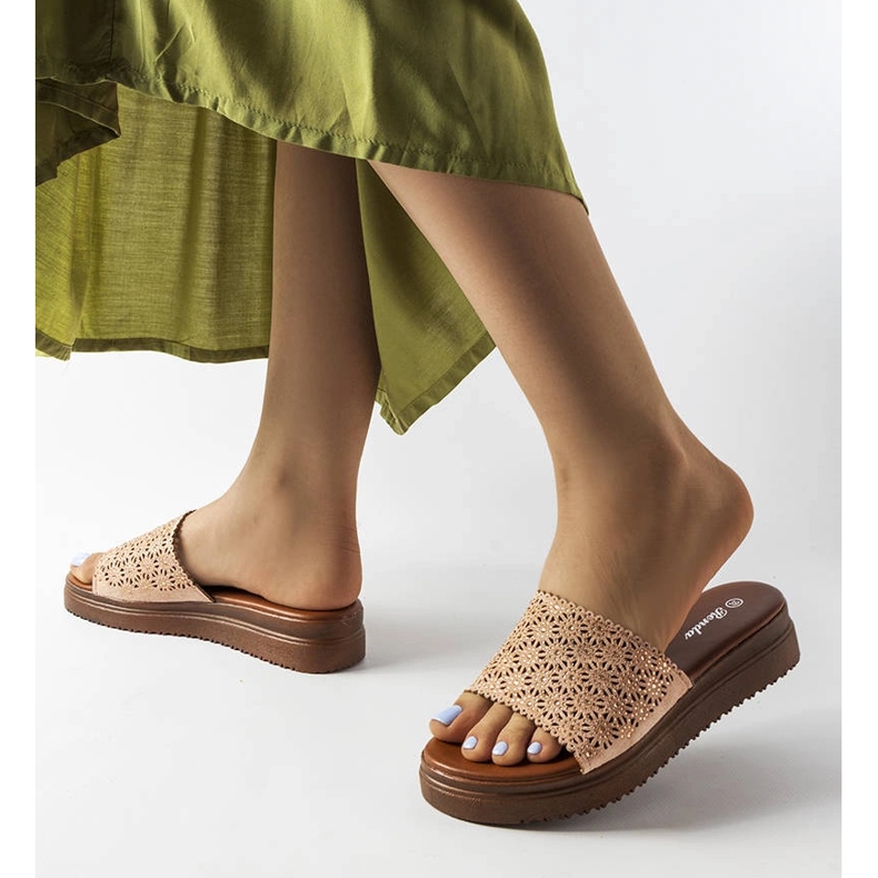 Rosa genombrutna reglage med zirkoner från Irvine 2