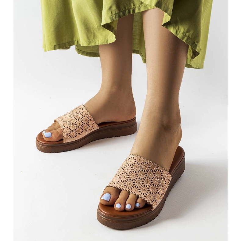 Rosa genombrutna reglage med zirkoner från Irvine 1