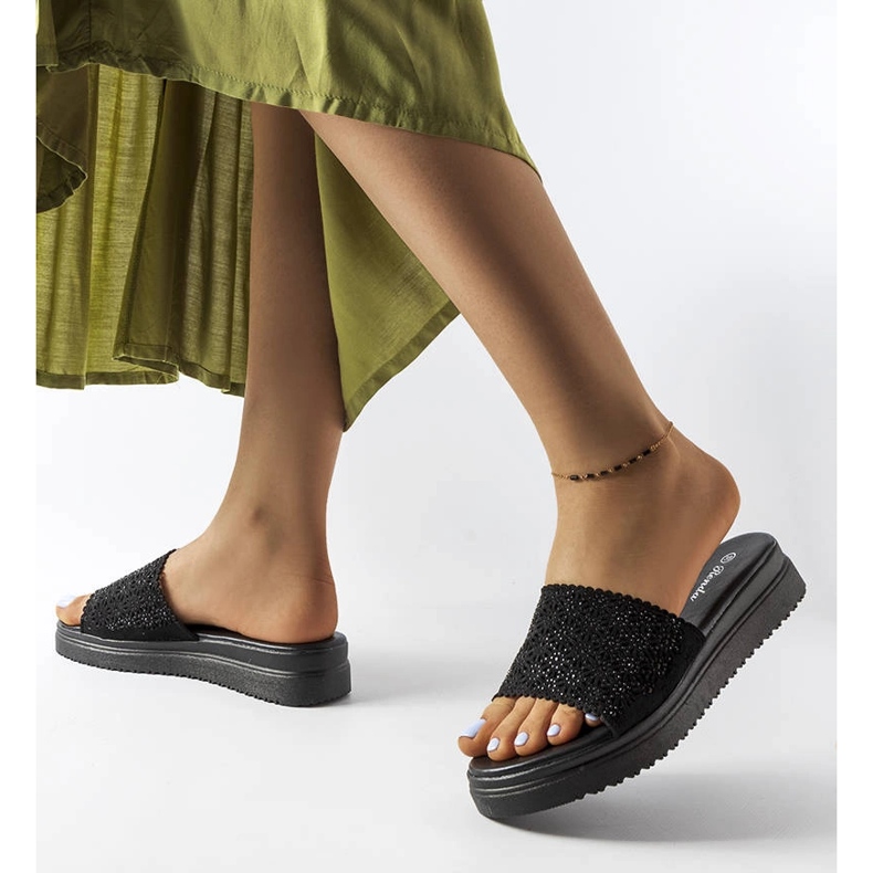 Svarta genombrutna reglage med zirkoner från Irvine 2