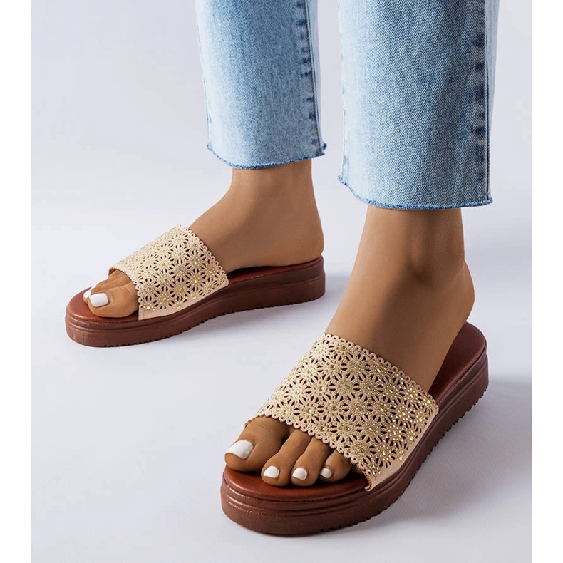 Beige genombrutna reglage med zirkoner från Irvine 1