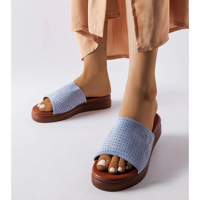 Blå tofflor med genombruten ovandel från Idabel 1