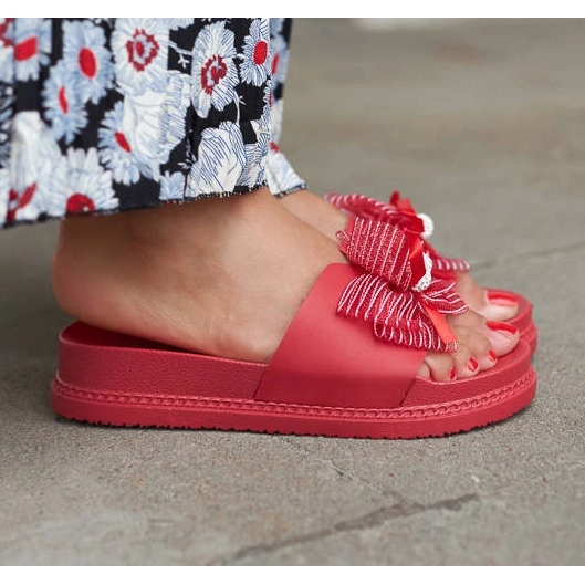 Röda sliders med rosett från Dido 1