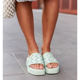 Gröna tofflor på Esposito-plattformen 1