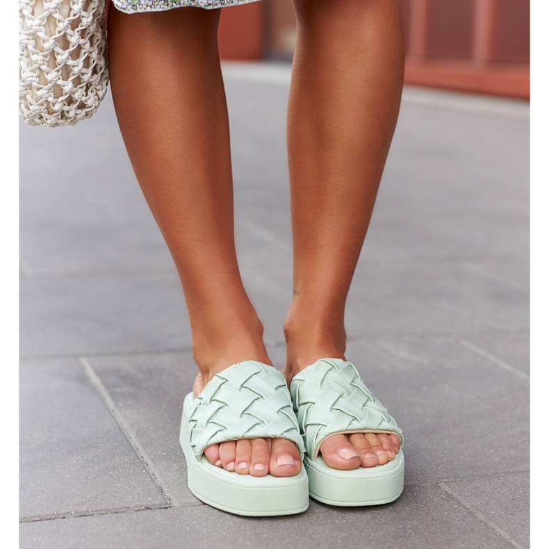 Gröna tofflor på Esposito-plattformen 1