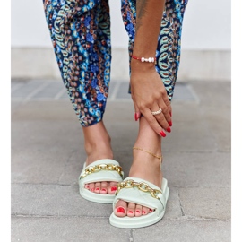 Gröna rutschbanor dekorerade med en Borgo-kedja 1