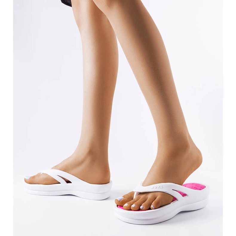 Isla ljusa vita flip-flops 2