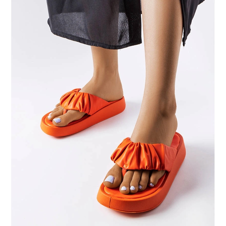 Orange volangiga flipflops 1