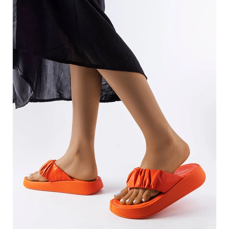 Orange volangiga flipflops 2