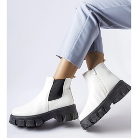 Massiva vita och svarta Petronio stövlar 1