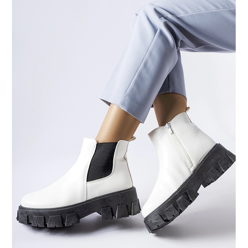 Massiva vita och svarta Petronio stövlar 1