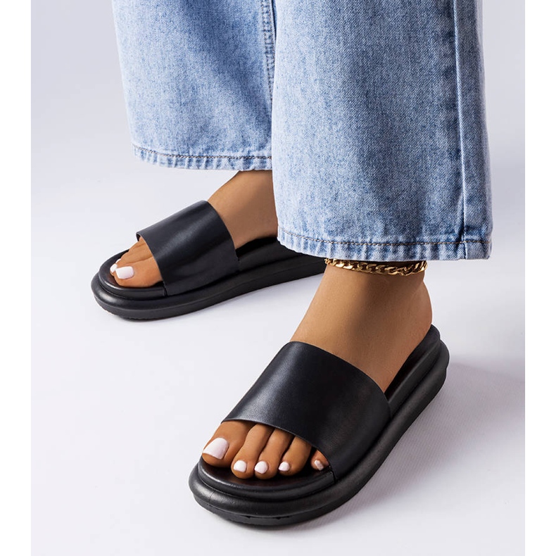 BM Svarta tofflor på Paquette-plattformen 1