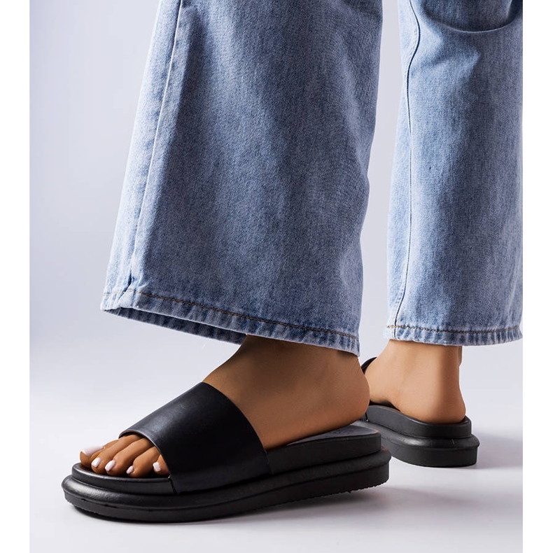 BM Svarta tofflor på Paquette-plattformen 2