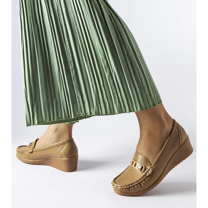 Bruna mockasiner med kilspänne från Lerino beige 1