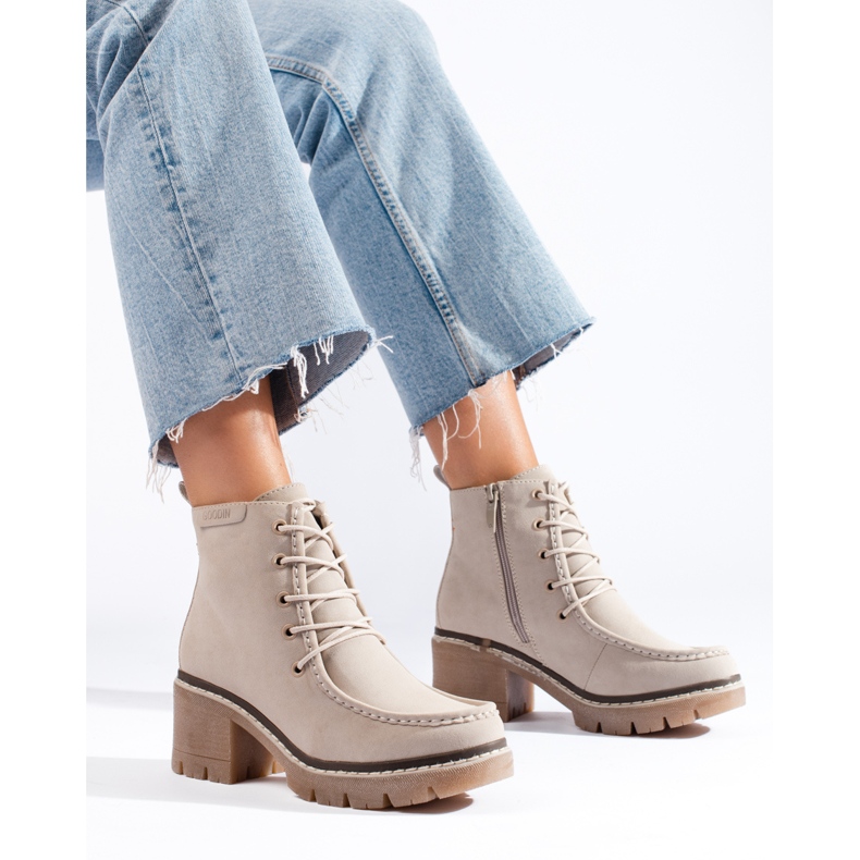 Goodin Beige högklackade stövlar med snörning från Shelovet 1