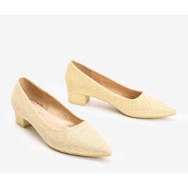 Guld pumpar på en Kennedy låg stolpe gyllene 1