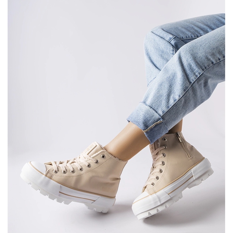 Beige isolerade sneakers Big Star MM274038 1