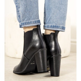 Svarta isolerade stövlar på Castro-stolpen 1