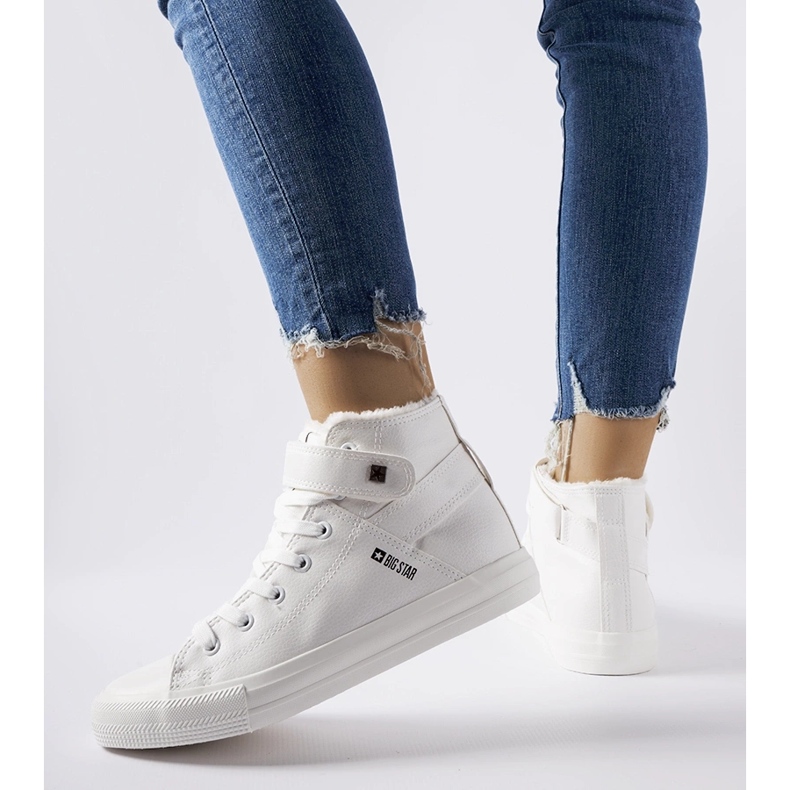 Vita isolerade sneakers Big Star V274541F 1