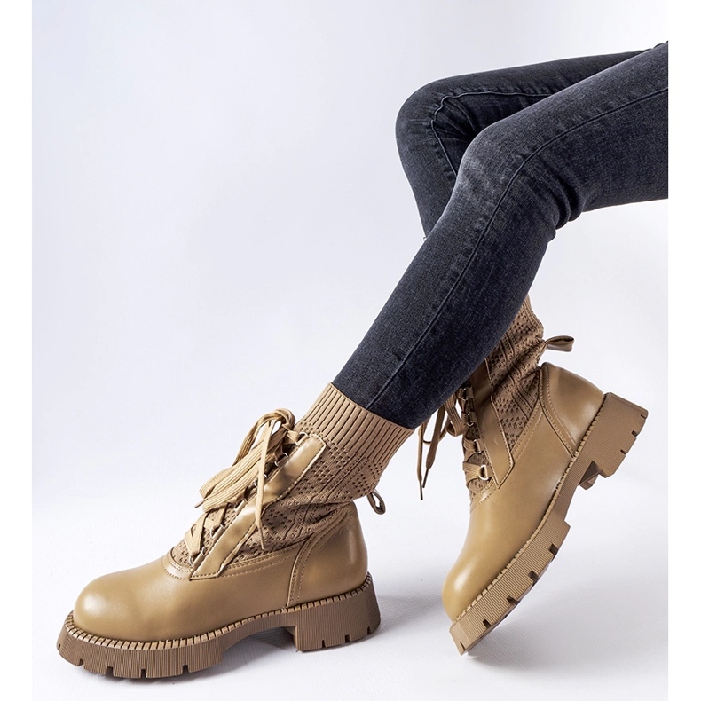 Beige genombrutna sockstövlar från Portico 1