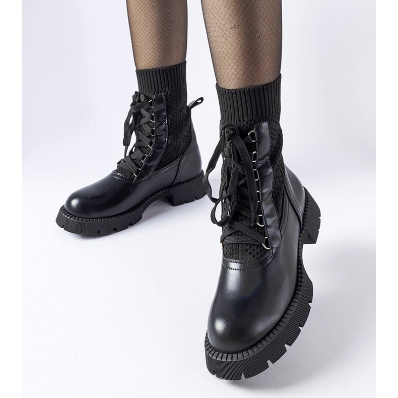 Svarta genombrutna sneakers från Portico 1