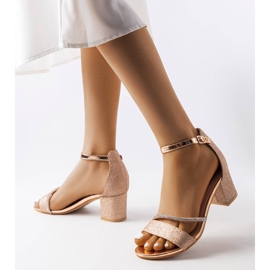 Blanka gyllene sandaler på stolpen Lidia 1