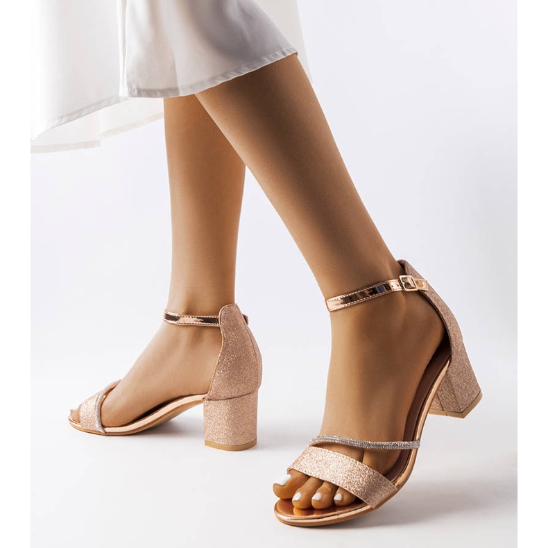 Blanka gyllene sandaler på stolpen Lidia 1