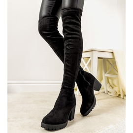 Svarta stövlar på Pakunsso isolerade stolpe 1