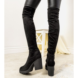 Svarta stövlar på Pakunsso isolerade stolpe 2