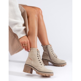 Shelovet stövletter i beige mocka med snörning och bred klack 1