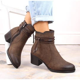 Högklackade damstövlar med dekoration, isolerad brun Jezzi ASA128-37 2