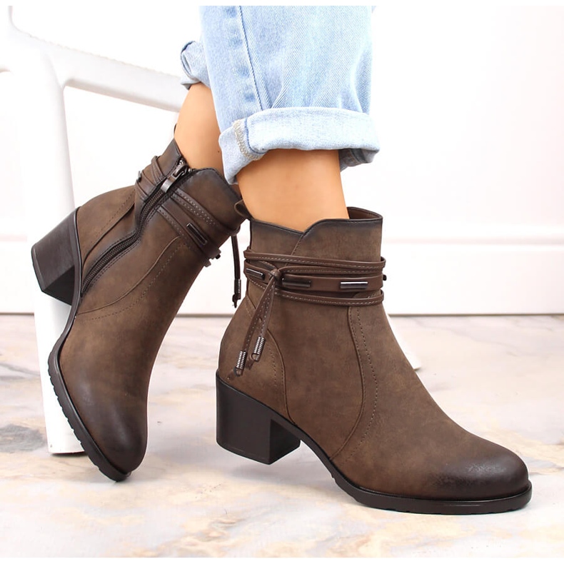 Högklackade damstövlar med dekoration, isolerad brun Jezzi ASA128-37 2