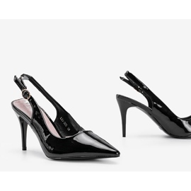 Svarta pumpar lackerade på ett Cindy -bälte 1