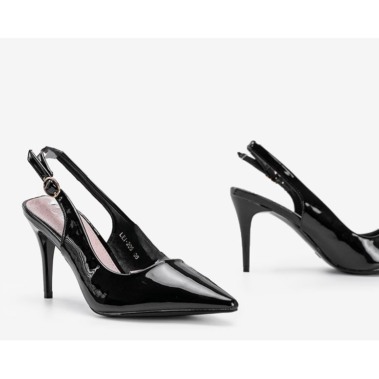 Svarta pumpar lackerade på ett Cindy -bälte 1