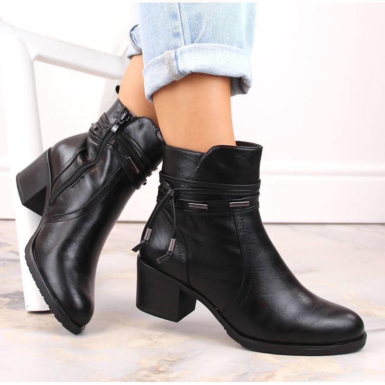 Svarta Jezzi-isolerade högklackade ankelstövlar för kvinnor med dekoration 1