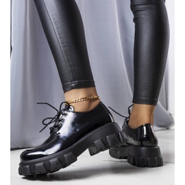 Svartlackade skor från Lynn 1