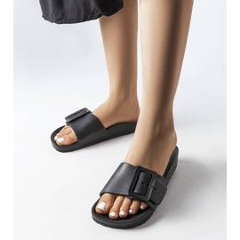 Svarta gummisliders med spänne från Nelm 1