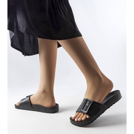 Svarta gummisliders med spänne från Nelm 2