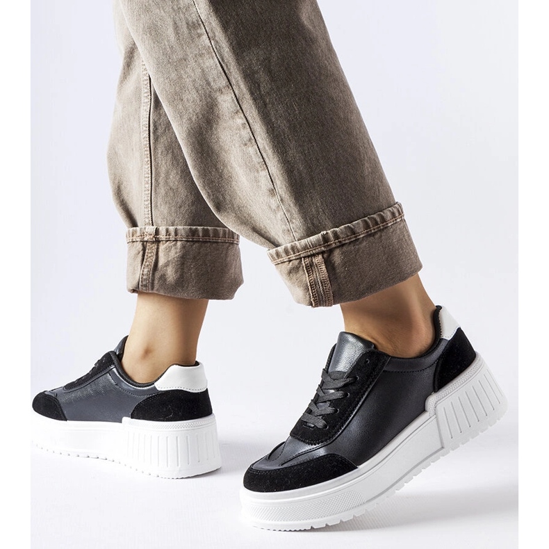 Svarta sneakers på en tjock Seluci-plattform 2
