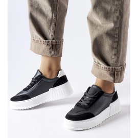 Svarta sneakers på en tjock Seluci-plattform 1