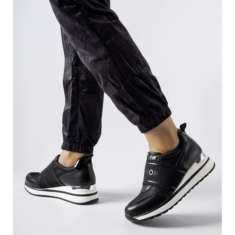 Svarta sneakers med Andre dekoration i silver 1