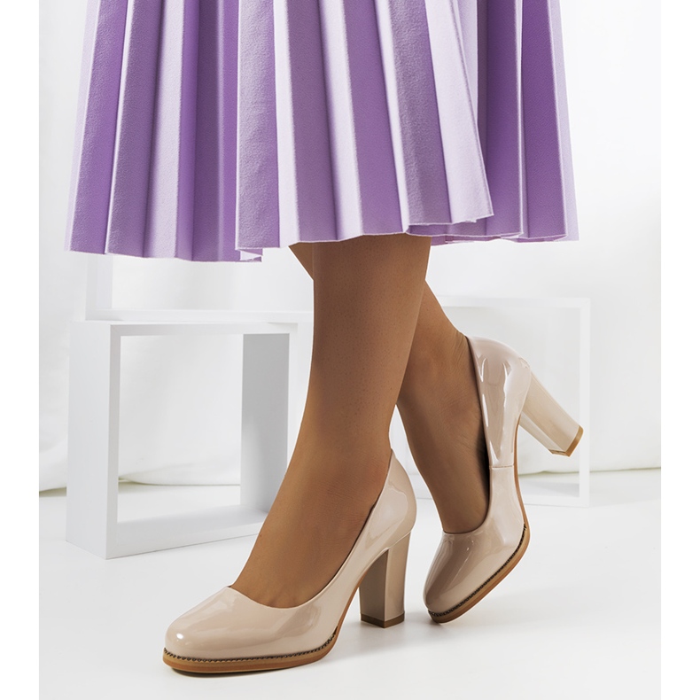 Beigelackade pumps från Stokes 1